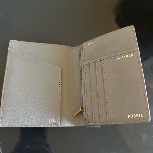 Fossil White passport case - Picture 2 of 3